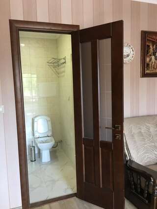 Гостевой дом Веселка Фонтанка Четырехместный номер с собственной ванной комнатой-10